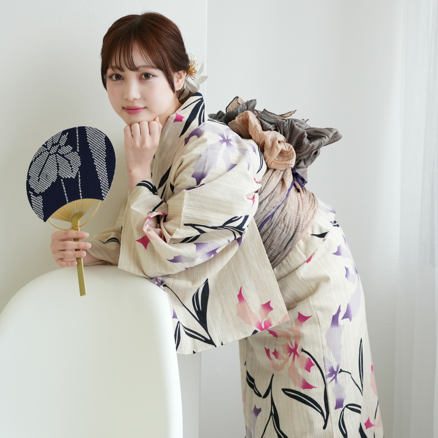【utatane×注染工房 日本製小幅生地使用 浴衣3点セット 先染めベージュに滲みラベンダーとピンクの百合】特選シリーズ 注染 本染め にじみ 手染め ぼかし フリーサイズ 浴衣セット（ゆかた・帯・下駄） 日本製 国産 手縫い併用国内縫製 奈良の職人さんの手染