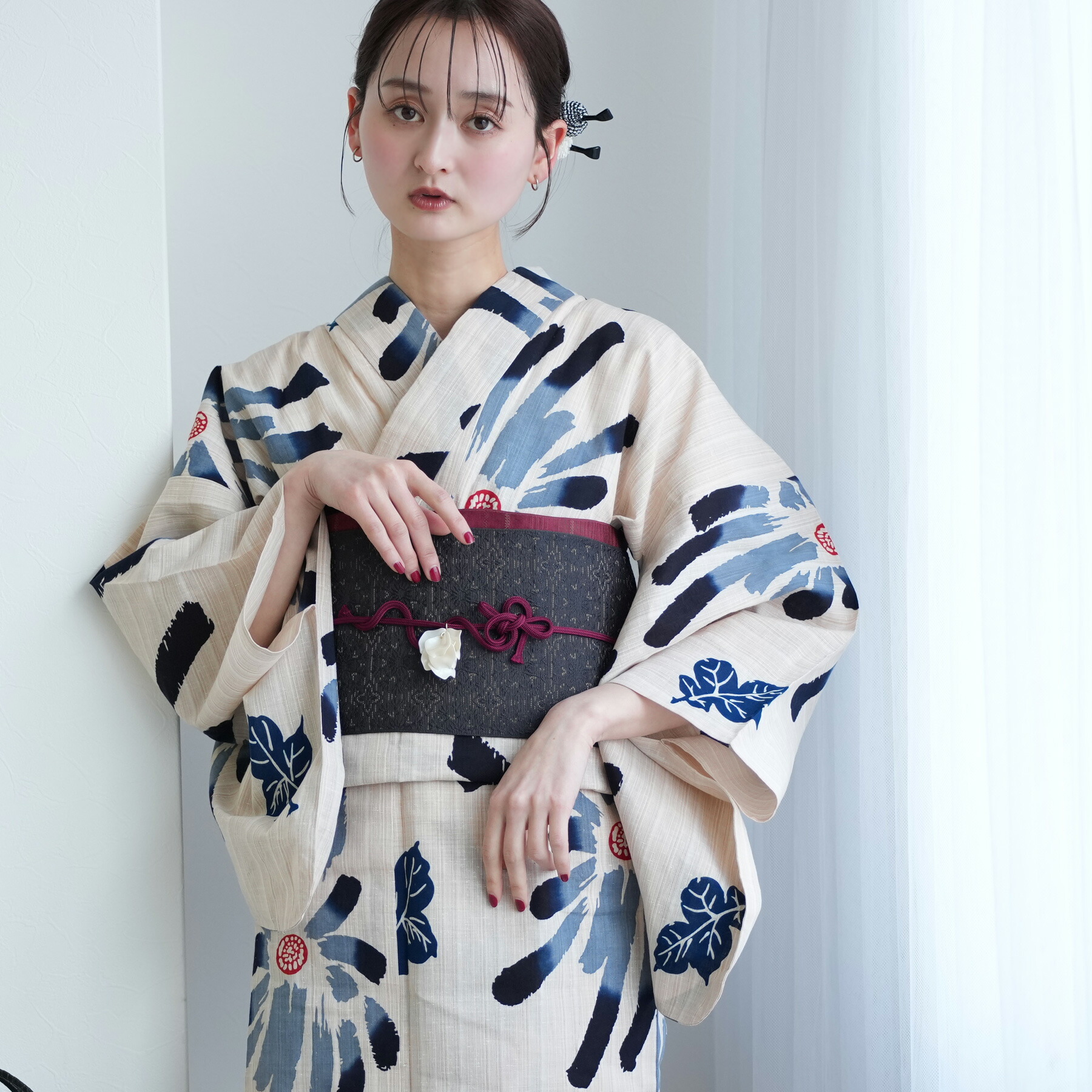 【utatane × 注染工房 特選 注染浴衣3点セット｜先染めベージュ　黒と炭青ののびやかな菊（フリーサイズ）】日本製小幅生地使用｜コットン100％｜浴衣・帯・下駄付き 27,999円