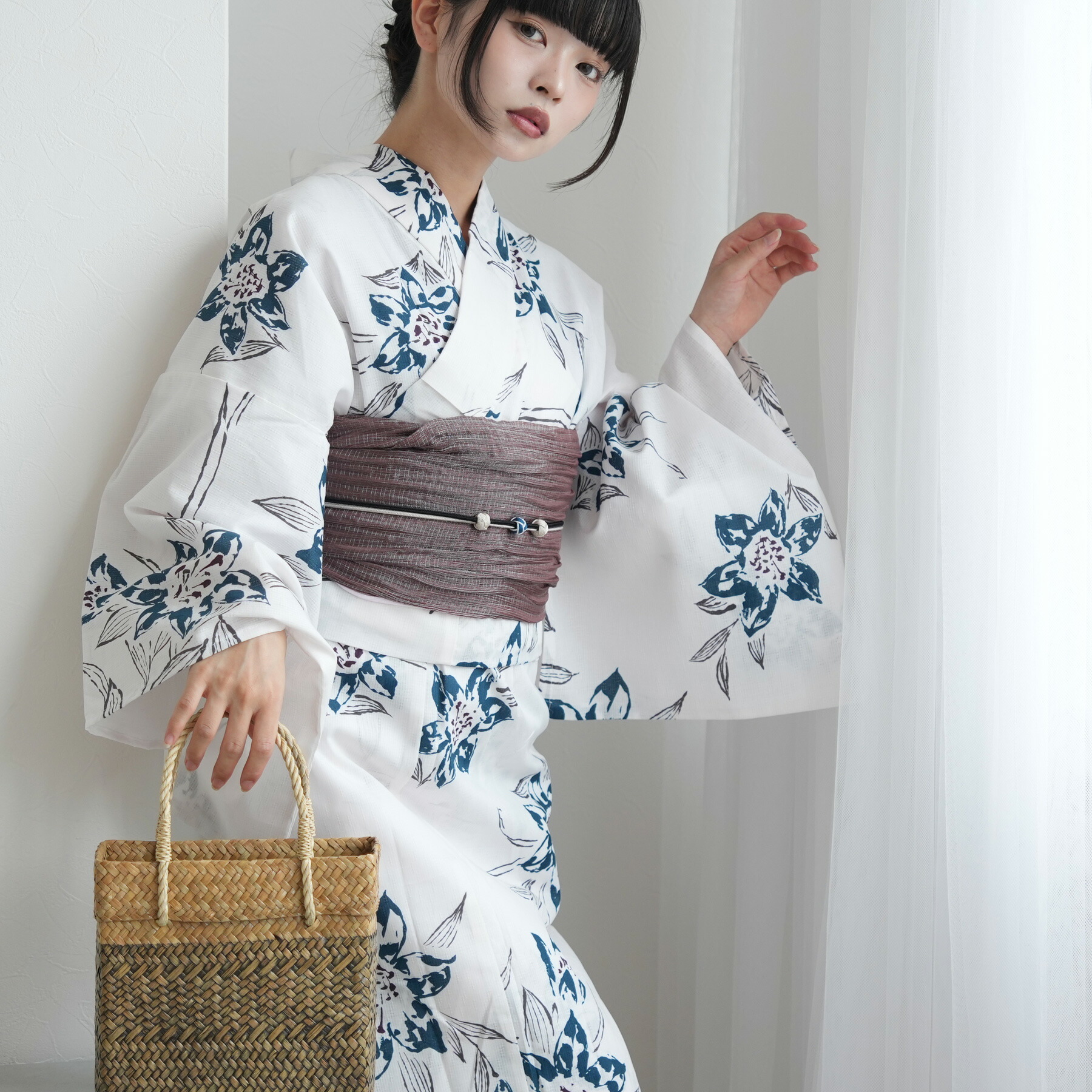 浴衣 3点セット セパレート二部式 簡単着付け レディース フリーサイズ utatane 高級変わり織 浴衣・帯・下駄付き 国産生地・国内染色 古典レトロ 希少図案を現代に復刻 【白地にインクブルーの百合】｜ニコアンティーク