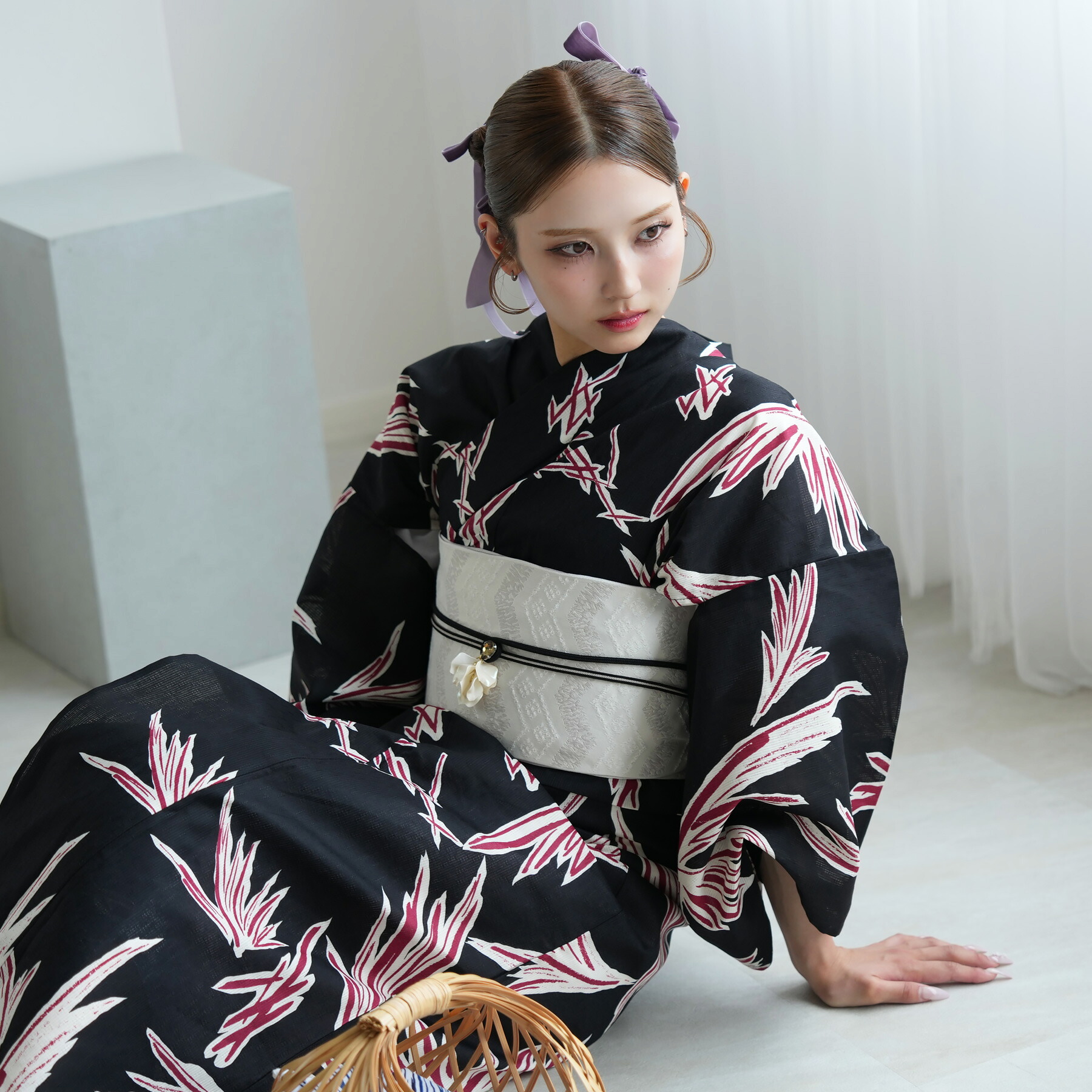 浴衣 3点セット セパレート二部式 簡単着付け レディース フリーサイズ utatane 高級変わり織 浴衣・帯・下駄付き 国産生地・国内染色 古典レトロ 希少図案を現代に復刻 【黒と赤のモダンの余韻】｜ニコアンティーク