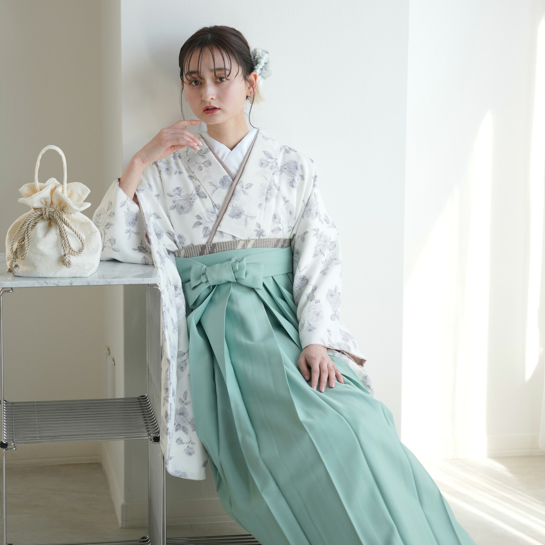 【リサイクル着物セット】2尺袖着物 袴 2点セット utatane 袴91cm(身長153-158cm) 袴セット 卒業式 大学生 着物 女性 重ね衿縫い付済 中古 USED 販売 着物と袴の2点セット 謝恩会 おしゃれ ベージュ グレー バラ