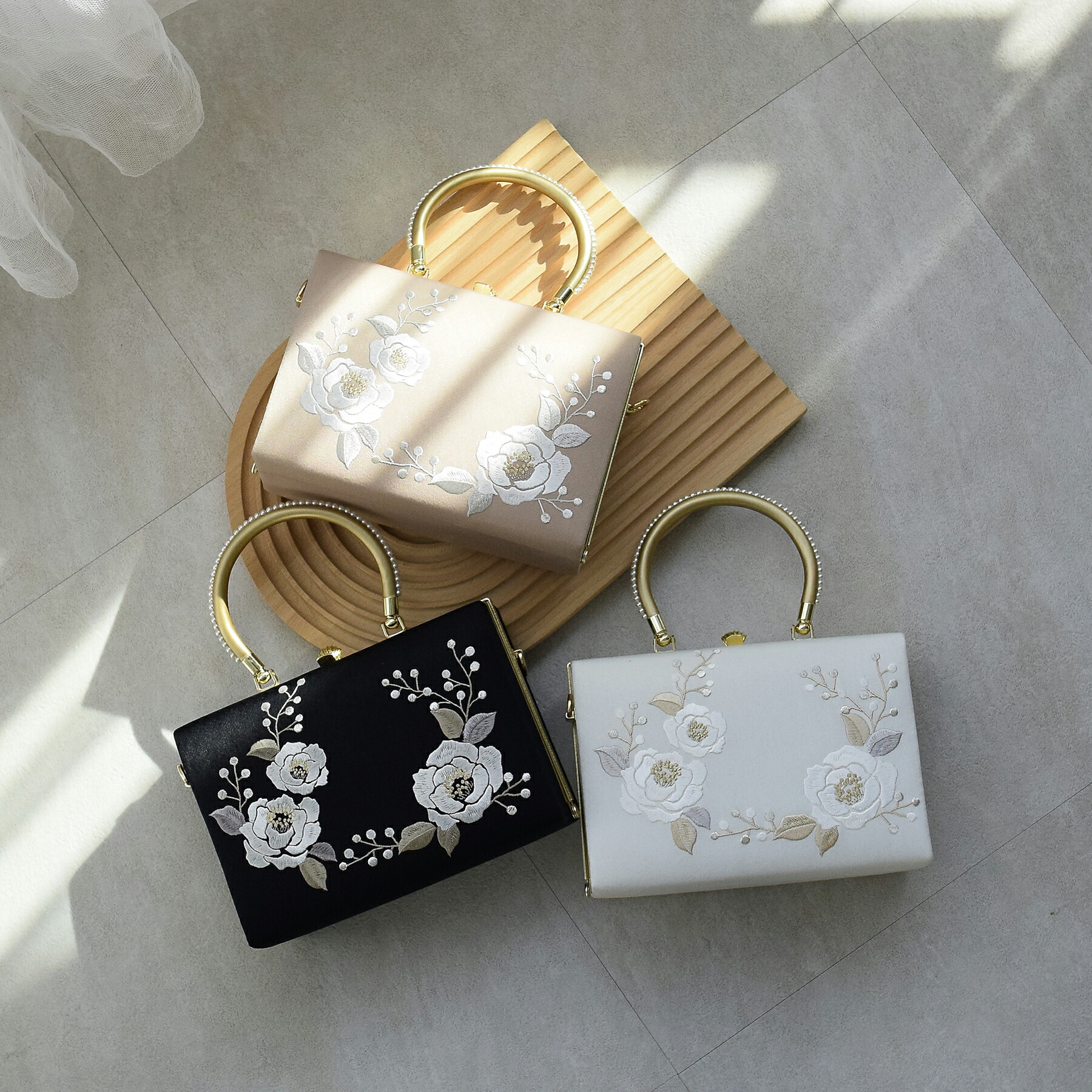 【パールハンドル 山茶花刺繍バッグ】 日本製 国産 礼装 振袖 フォーマル オケージョン 金 銀 ゴールド 黒 白 モカ ベージュ 着物 和装 レディース 結婚式 成人式 豪華 上品 高級｜ニコアンティーク