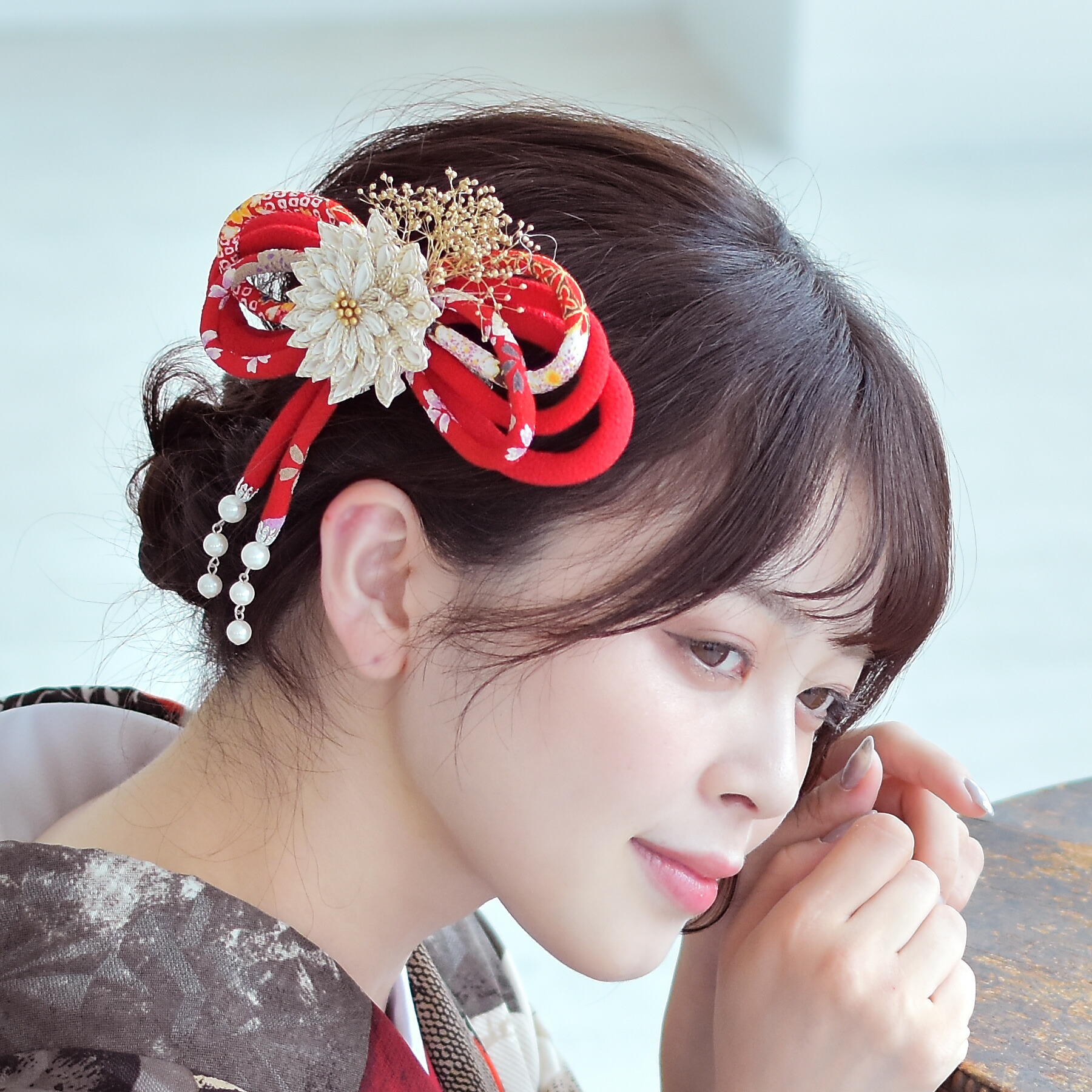 髪飾り 袴 振袖 着物 日本製 国産 フリーサイズ マルチ系 花 つまみ細工＆パールつき和柄ちりめんリボン 女性 ladies 黒 ブラック 緑 赤 ピンク 白 写真 記念撮影 成人式 卒業式 かすみそう
