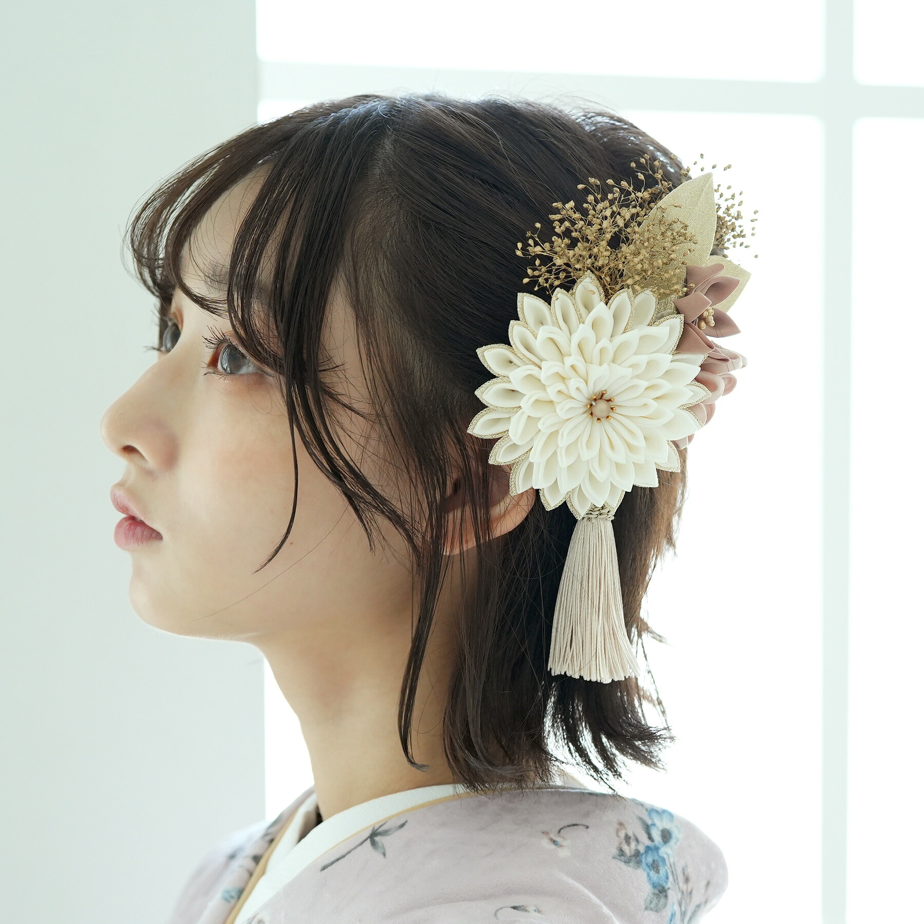 髪飾り 袴 振袖 着物 日本製 国産 フリーサイズ マルチ系 花 2点セット コーム Ｕピン 女性 ladies 剣菊＆かすみそうタッセル アッシュ ピンク ホワイト ブラック 写真 記念撮影 成人式 卒業式 ヘアアレンジ