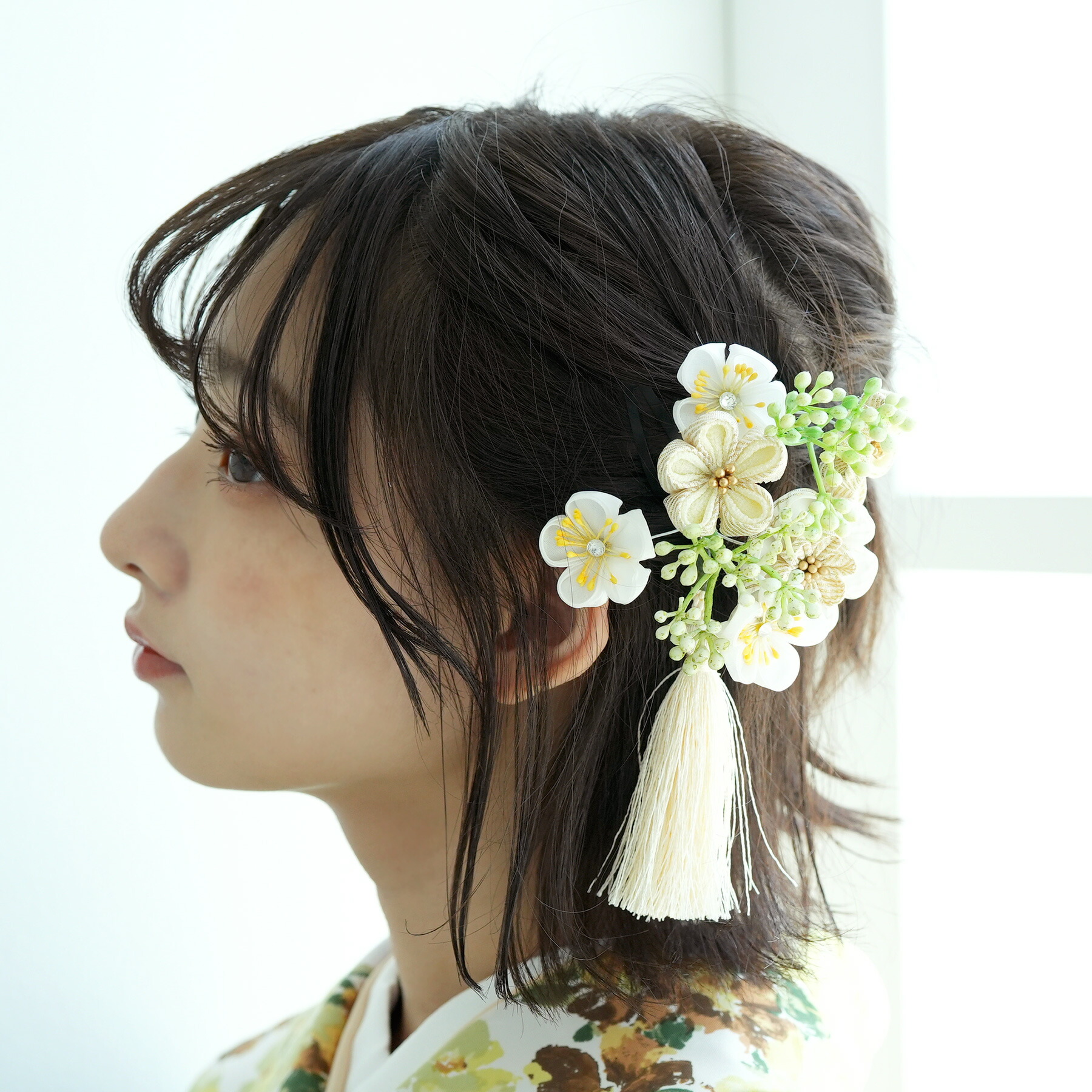 髪飾り 袴 振袖 着物 日本製 国産 フリーサイズ マルチ系 花 梅＆実タッセル スリーピン2点セット 女性 ladies つまみ細工 ゴールド ピンク ホワイト ブラック 写真 記念撮影 成人式 卒業式 ヘアアレンジ