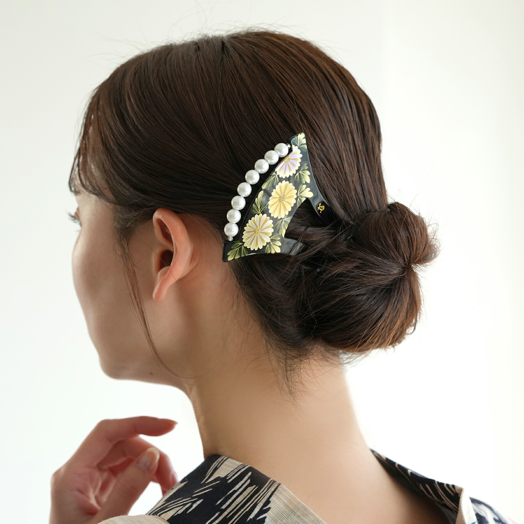 【パール蒔絵かんざし 黒地金彩 白菊】日本伝統漆工芸／手描き蒔絵ヘアアクセサリー 高貴・長寿 上品でフォーマル寄り 留袖・訪問着にも合わせやすい