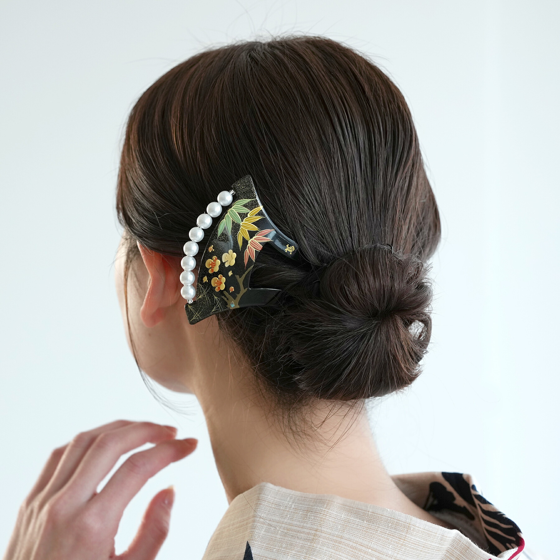 【パール蒔絵かんざし 黒地金彩 四季小花】日本伝統漆工芸／手描き蒔絵ヘアアクセサリー 季節を限定しない 日常～式典まで幅広く使える万能柄
