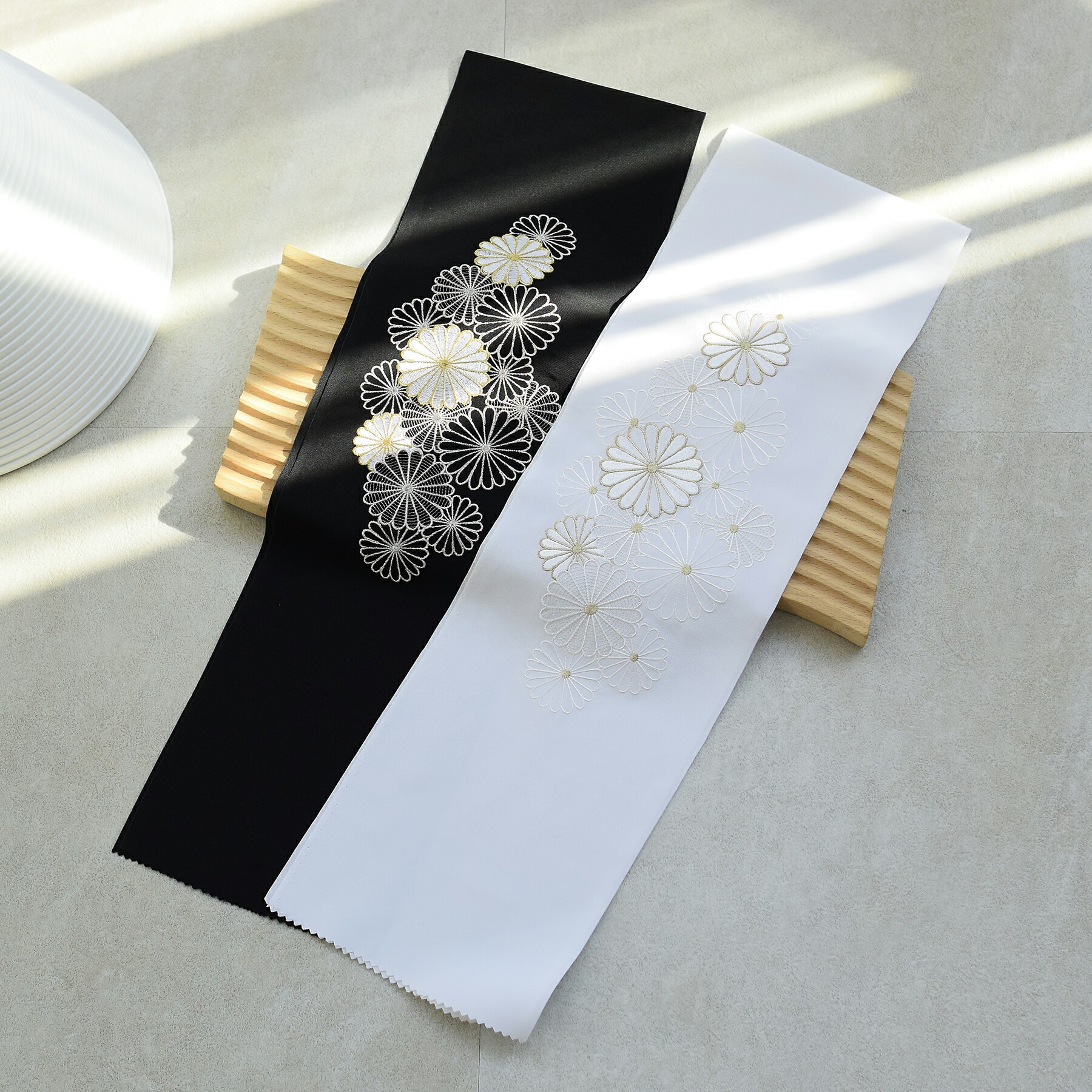 【半衿 菊刺繍 日本製】 振袖 着物 袴 訪問着 花柄 菊 黒 白 金 銀 ゴールド シルバー レディース 半襟 はんえり 豪華 上品 礼装 フォーマル 成人式 卒業式 和装小物 着付け小物 3個までメール便可能