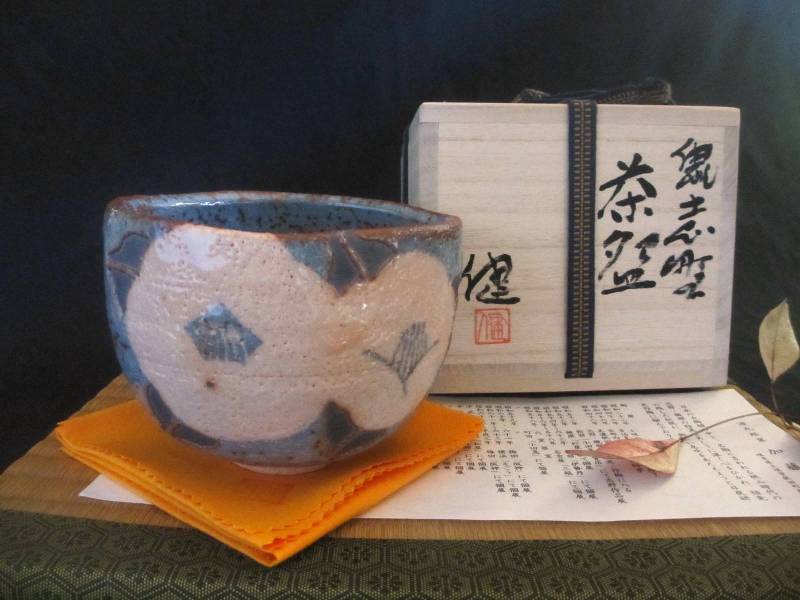 志野焼 源九郎窯 加藤健 作 志野 茶碗 茶道具 共箱 共布 栞 新品 未使用 楽天市場】茶碗 □ 源九郎窯 加藤健作 志野 茶碗（共箱） ギフト 和