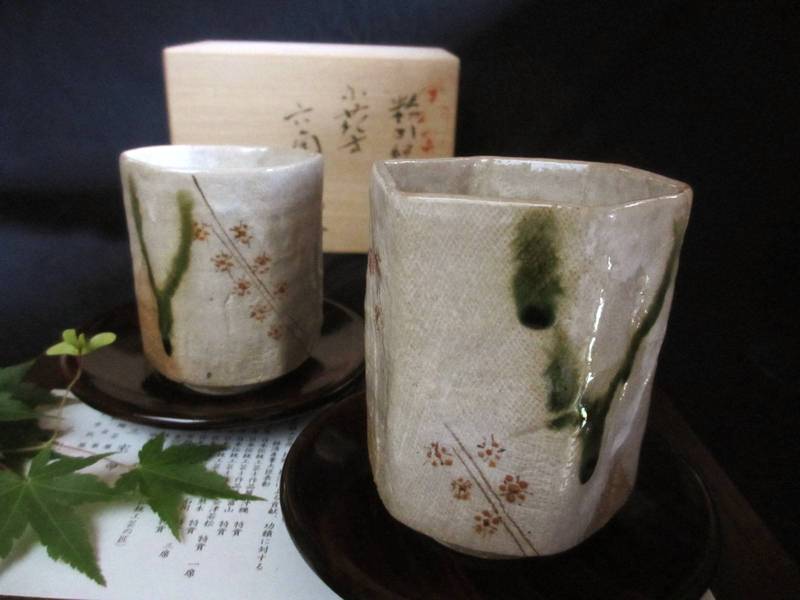 組湯呑み★玉樹窯 三宅紀保作 粉引 緑流し 小花文 六角組湯呑み　ギフト　和食器｜織部の器／千瓢
