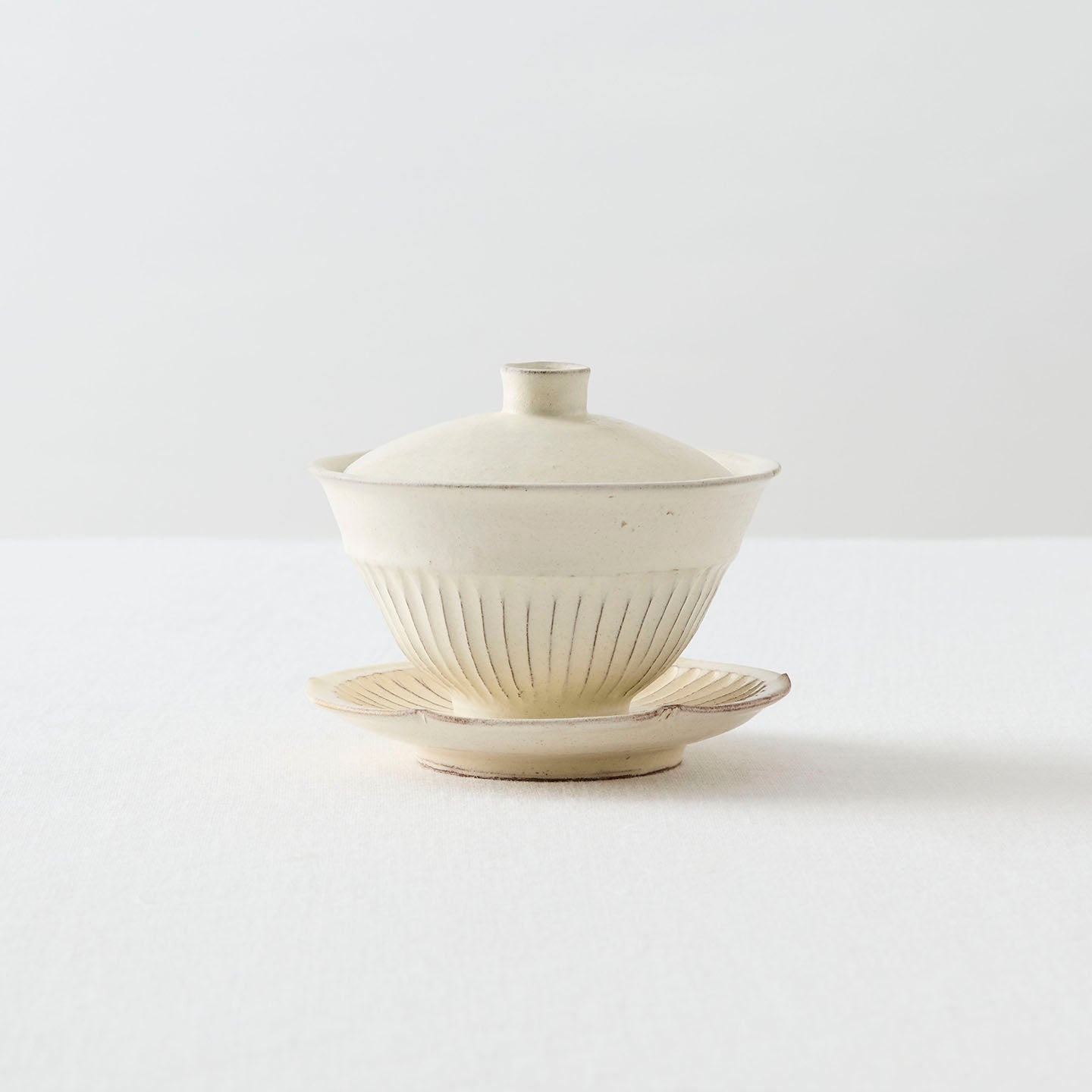 後藤義国 縞蓋碗と縞受皿のセット 陶器 茶器 茶壺 受け皿 ティーポット オーソドックス ホワイト アイボリー グレー 白 陶芸家 作家 栃木県 芳賀郡 茂木町 茶道具 お買い物マラソン プレゼント ギフト