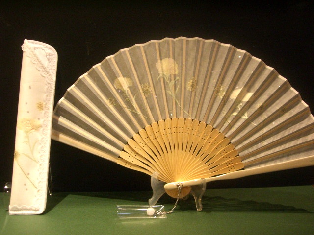 人気が高い 楽天市場 Karinブランド カーネーションの扇子 白 女物サイズ 婦人 女性用扇子 扇子袋セット 押し花 京せんす 風香扇 最終値下げ Ditreskrimum Ntb Polri Go Id