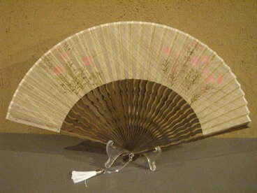 うねり唐木骨／型染め扇子（なでしこ）／唐木×白／6.8寸／宗一ブランド