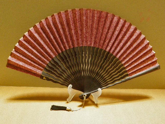 うねり骨（黒骨） 江戸小紋柄（宝づくし／小槌柄）エンジ赤色／女物（女性用）扇子／6.8寸／宗一ブランド／シルク生地 12,540円