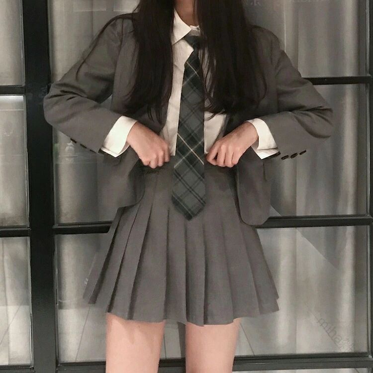 春の成長を祝う韓国風フォーマル 小学生の晴れ舞台を彩る上質プレザースーツ ネクタイ付きで凛とした佇まい 卒業式の感動をスタイリッシュに演出 制服風デザインで特別な日を記憶に残す