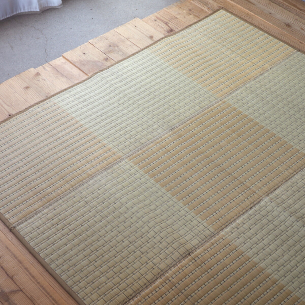 【国産 いぐさラグ 春風】【ラグのみ】幅200cm 長方形 正方形市松模様 紋織 滑りにくい コンパクトに畳める国産い草100% ベージュ 裏面不織布加工ござ 夏用 涼しいイグサラグ 井草ござリビング 和室天然素材のラグ デザインござ｜setomarche