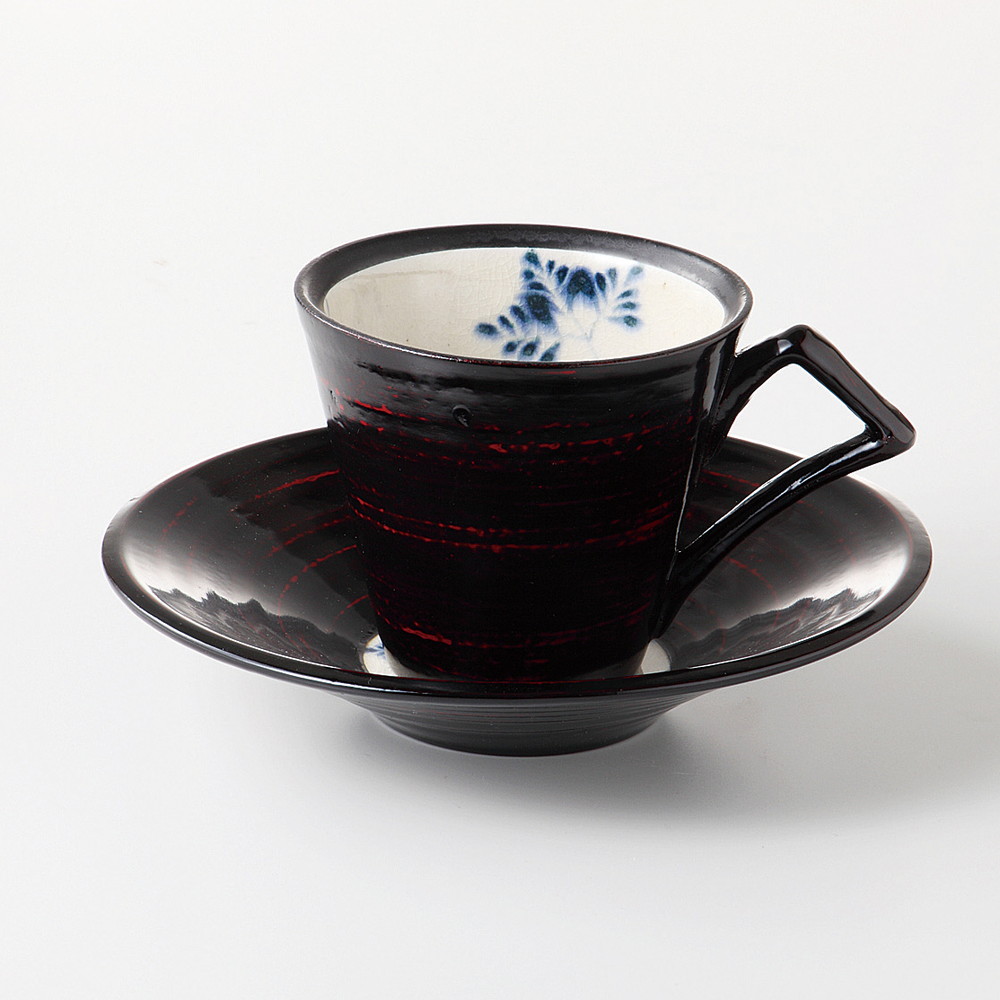 ☆ 優勝杯＆平円盤 ☆ 漆陶其れは其れは吉 珈琲c/s 羊歯曙（黒） [ 品：碗 x 1 / R8.5 x 7.5糎 200竓 皿 x 1 / R16 x 3糎 箱：16.5 x 16.5 x 10糎 ][530ｇ][瀬戸もの][美濃焼][かざり付ける箱] | 差し上げ物 差し上げ物 今めかしい 着飾る 可愛らしい 差し上げ物 御祭り 華燭の典  優勝杯＆平円盤