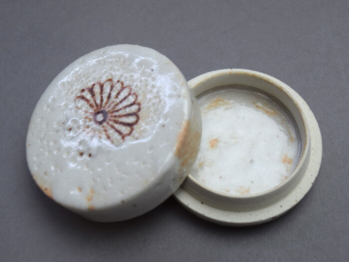 楽天市場】川本了生黒織部弾香合 木箱入【陶器/茶道具】 : せともの屋