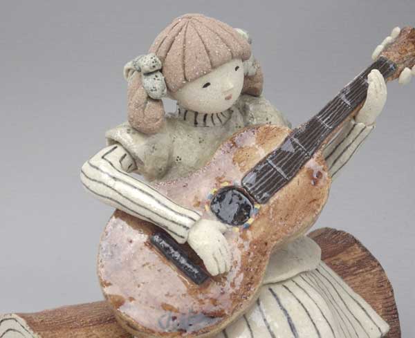 楽天市場 瀬戸 赤津焼さんちい 陶人形 ギターを弾く少女 せともの屋みさ伝