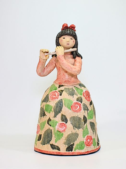 瀬戸・赤津焼 さんちい　陶人形 「フルートを吹く少女(花柄ドレス)」