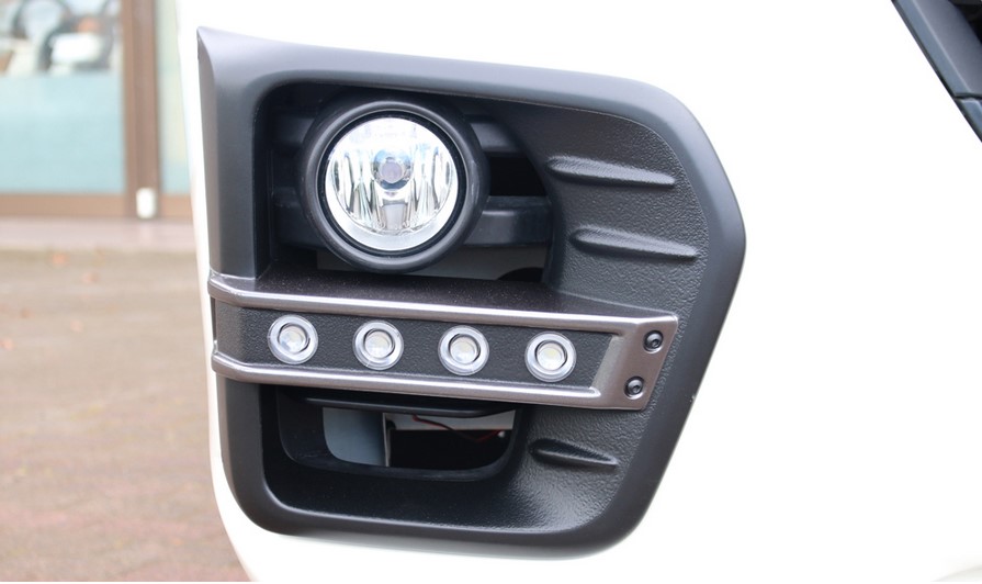 【NV350キャラバン標準ボディH29/7～R3/10】フォグランプガーニッシュLED8灯セット未塗装(ケンスタイル/KENSTYLE) 44,330円