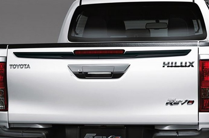 GUN125ハイラックス海外トヨタ純正テールゲートガーニッシュ【マットブラック】