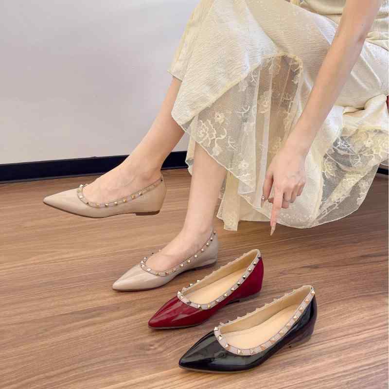 パンプス レディース 5cmヒール ポインテッドトゥ 軟質レザー調 インヒール ローヒール ぺたんこ フラットパンプス スタッズ付き スリッポン 無地 春夏 秋冬 ブラック バーガンディ グレー 通勤 普段使い 6,039円