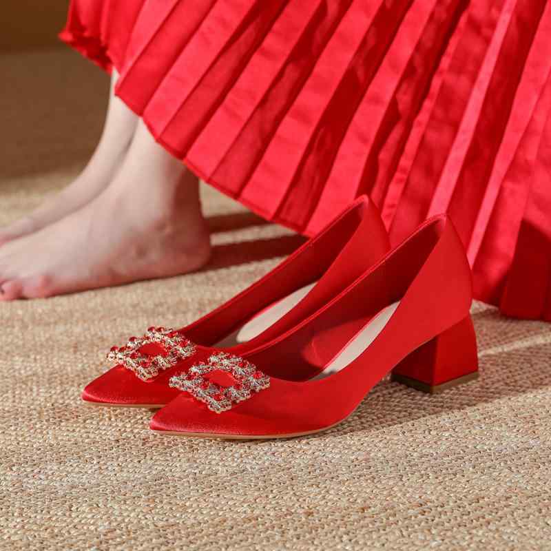 パンプス レディース 華燭の典シューズ ハイヒール 太め踵 ポインテッドトゥ 生産ライン石ころ 繻子 杏色 赤いこと 赤 華燭の典 寄り合い 二次会 フォーマル 可愛らしい