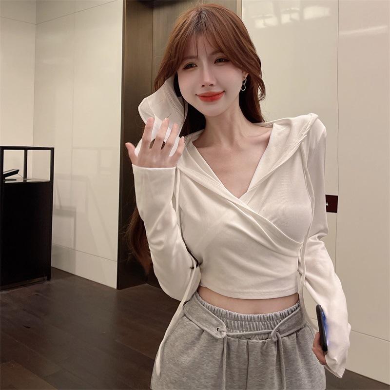 パーカー レディース 長袖 Tシャツ カットソー フード付き プルオーバー ショート丈 トップス へそ出し ポリエステル 白色 黒色 ギャル スポーティー カジュアル