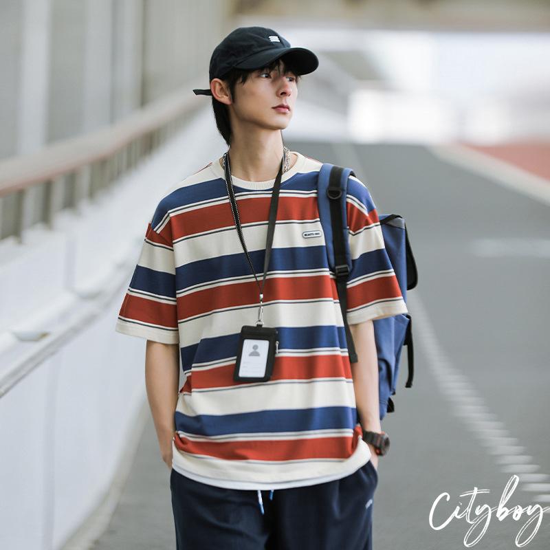 メンズ Tシャツ 短袖 条紋柄 綿素材 丸首 ゆったりシルエット 黒 赤 藍 夏服 香港風 復古 潮 カジュアル 青年向け 日常使い 軽量 通気性 ポケットなし シンプル デザイン