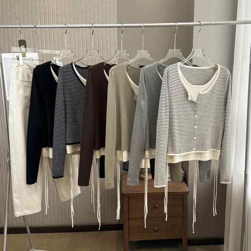 ニットトップス 女性用 春季 長袖 偽ツーピース 抽弦 ウエスト切り替え フレンチスタイル ファッショナブル ニットセーター ルーズフィット ラウンドネック ストライプ柄 白 黒 グレー ベージュ 春夏 通勤 普段使い 部屋着 吸湿速乾 伸縮性 軽量 再