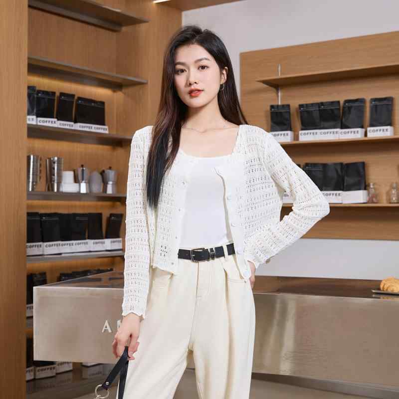 カーディガン 女性用 春夏 白色 薄手 毛混紡 純色 Vネック 長袖 短丈 開き 単排ボタン 切り抜き レース 刺繍風 デザイン 気質 通勤 スタイル 軽量 吸湿速乾 接触冷感 日常使い トップス 羽織り 軽やか 爽やか シルエット