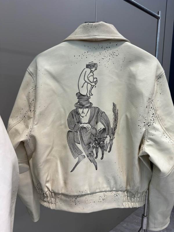 メンズ 皮革ジャケット 皮革アウター 短丈 ワイドシルエット スタンドカラー シングルブレスト 刺繍デザイン ラックジップ サイドポケット ストレートヘム ライトベージュ PUレザー ポリエステル裏地 ストリートカジュアル 冬用 ゆったりフィット 青少年
