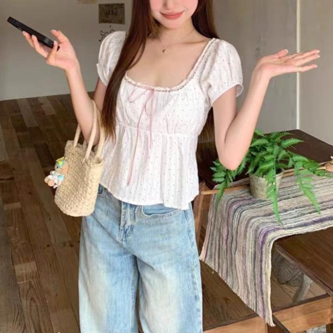 女性 トップス かわいい ポルカドット 短袖 ブラウス 白色 方領 系リボン デザイン ゆったり シルエット 気質 通勤 スタイル 都市 ファッション 接触冷感 再生繊維 素材 吸湿速乾 機能 軽量 快適 夏 コーディネート 普段使い トップス