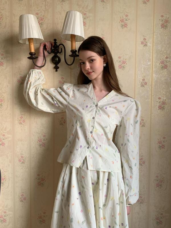 春夏 レディース フレンチスタイル シャツ トップス 綿素材 Vネック 長袖 泡泡袖 フレッシュフラワープリント ルーズフィット 短丈 杏色 ドット柄 スリム効果 軽量 吸湿速乾 日韓カジュアル 普段使い 切り替えデザイン 柔らかい肌触り 通勤対応 ビッ 6,158円