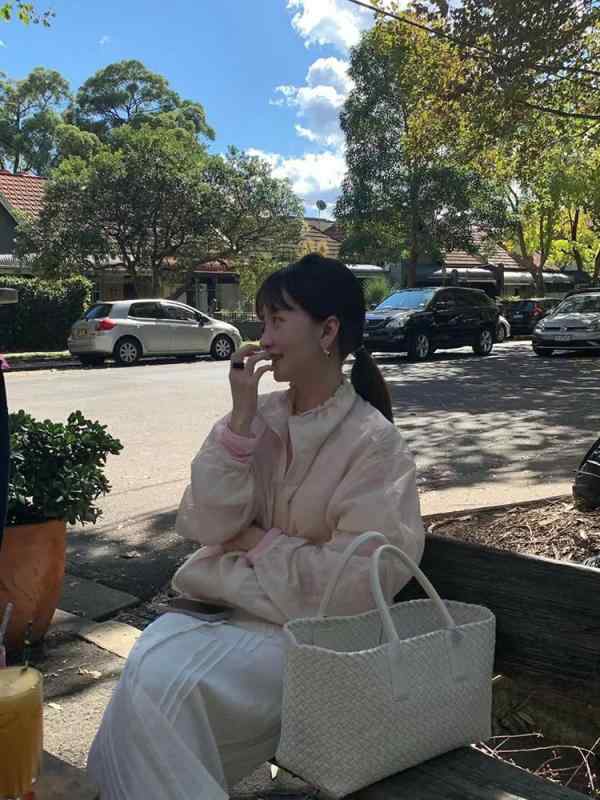 レディース 防風 ジャケット ナイロン 素材 薄手 長袖 立領 ジッパー 切り替え 防晒 服 春夏 乳白色 赤 ワイドシルエット 韓国風 カジュアル 軽量 吸湿速乾 通勤 普段使い アウトドア
