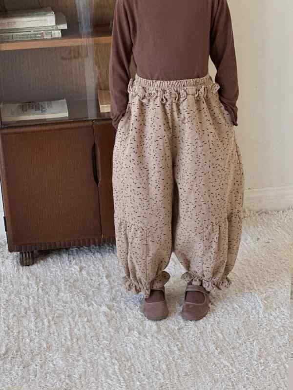 女の子 ローブパンツ 春秋 ハーレムパンツ 綿 花柄 花辺 柔らか かわいい 長ズボン 女児 子供服 ミドルウエスト ゴムウエスト 花柄 磨毛加工 3～8歳 90～140cm ブラウン 花柄 ふんわり 伸縮性 普段使い 遊び着 快適 肌触り良い 軽量 子