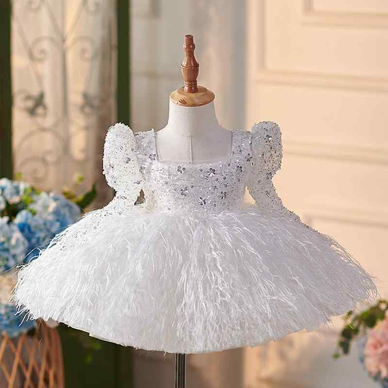 女の子 キッズ 礼服 ドレス 白色 羽毛 装飾 プリンセス スカート チュール 素材 フリル デザイン ふんわり シルエット ポリエステル 混紡 酵素 洗い 加工 伸縮性 通年 着用 可能 かわいい スタイル 女児 フォーマル ウェア 80cm から 1