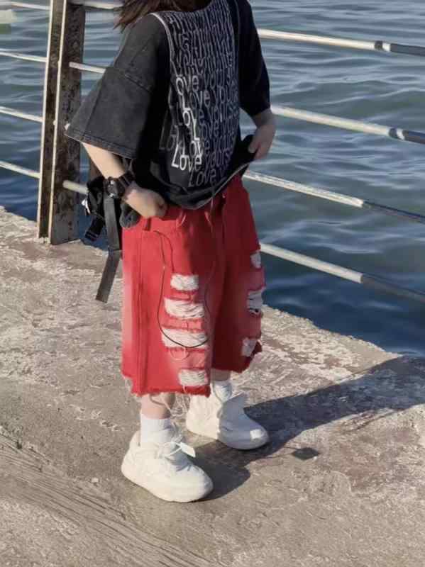子供 キッズ 牛仔短パン デニムショーツ 男の子 女の子 夏 夏季 ストリート ロック 破れ 破洞 毛羽立ち フレア 赤 赤色 綿混紡 柔らか 伸縮性 吸湿速乾 軽量 ユース 普段使い 遊び着 ミッドライズ ハイウエスト ビッグシルエット ユニセックス