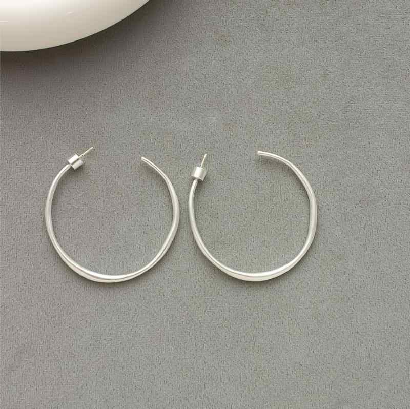イヤリング 女性用 秋冬 シンプル 大型 円形 耳飾り 幾何学 デザイン ファッション 通勤 スタイル 軽量 電気メッキ加工 ゴールド アクセサリー レイヤード コーディネート ハンドメイド 風