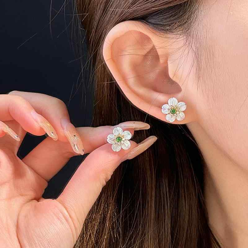 フラワーピアス 女性用 翡翠グリーン 花モチーフ 純銀 S925 ホワイトマザーオブパール かわいい 清楚 フラワー 植物柄 夏 軽やか 繊細 アクセサリー 耳飾り ジュエリー ファッション アクセント トレンド デザイン スタイル アクティブ デイリー