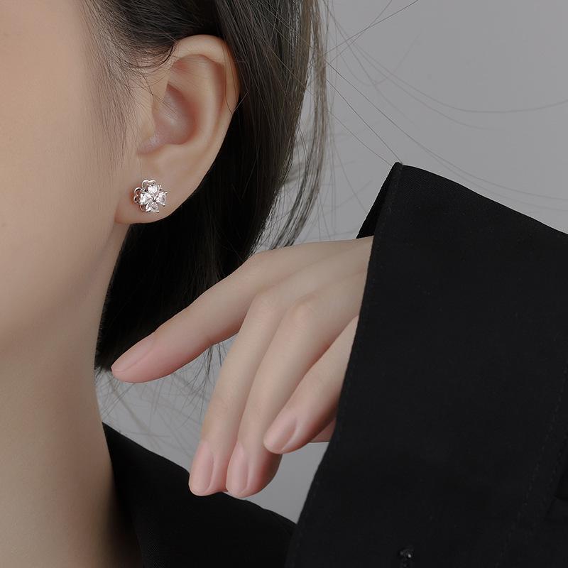 イヤリング 成人女性用 純銀 四分子葉のクローバー 回転させる式 ハート形型 酸化ジルコニウム 花柄 葉柄 可愛らしい 軽さ 妖精風 耳あたらしい 秋場 ナノ防・椴化製作 電白 電黄 電・摩