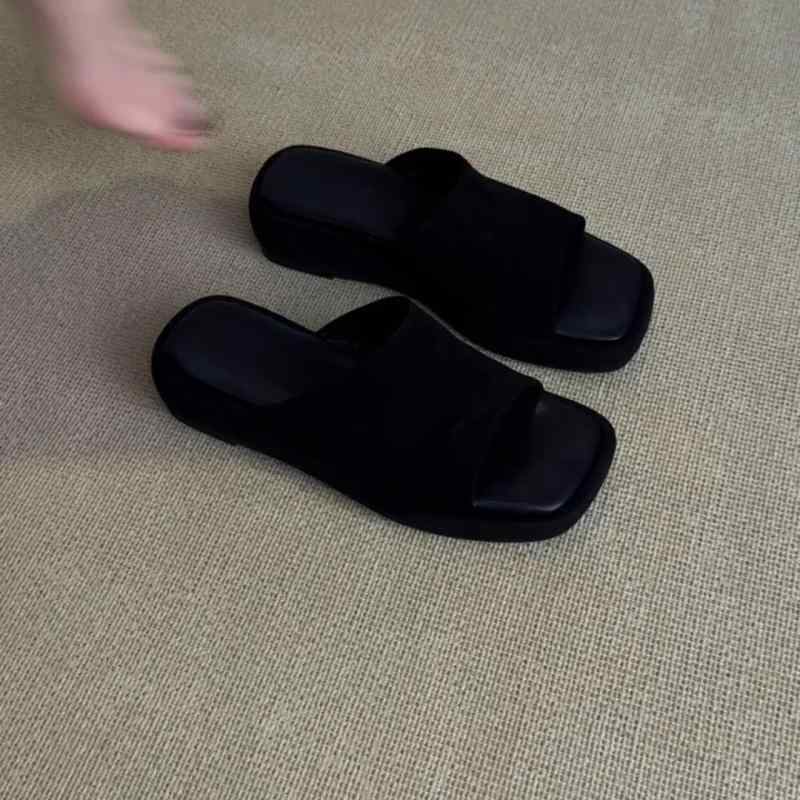 レディース 夏 フラットサンダル ブラック 露趾 厚底 ムレサンダル 法式風 牛革 羊皮 内側 軽量 通気性 吸湿速乾 普段使い 外出用 シンプル スタイリッシュ