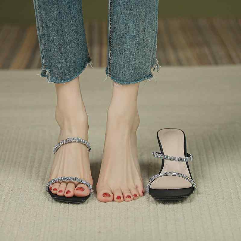 一字?サンダル レディース 細跟 露趾 仙女風 ブラック 香?色 方頭 夏 春 秋 軽量 伸縮性 吸湿速乾 布面 超繊 ラバーソール 後ろ紐 バックル ミッドヒール 中丈ヒール 3-6cm 日常使い 通勤 カジュアル フェミニン 足元おしゃれ 歩きやすい