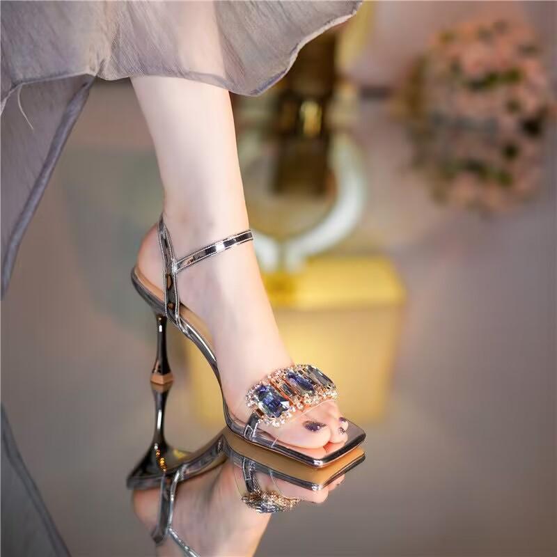 女性用 一字ストラップサンダル 香?色 シルバー ラウンドトゥ セクシー キラキラ ヒール 夏 スカートコーデ 韓国風 PU素材 ラバーソール オープントゥ 軽量 伸縮性 接触冷感 ハイヒール ビーチサンダル デイリーシューズ フェミニンスタイル ワイド