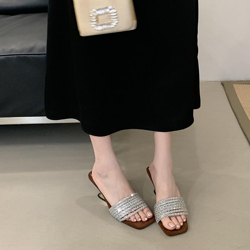 サンダル 女性用 夏 春夏 粗中ヒール 5cm 方頭 ブラック ブラウン 超繊維 素材 軽量 疲れにくい 韓国風 一本帯 ストラップ 接触冷感 水晶装飾 ゴム底 快適 通気性 吸湿速乾 カジュアル 普段使い 軽快 歩行 ビーチ 街歩き デイリー コーデ 5,589円