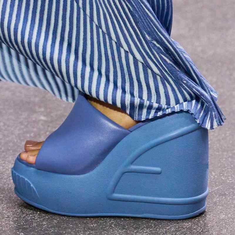 女性用 厚底サンダル ヒール むくげ トゥポスト 丸トゥ ミンク風毛 ワンストラップ クッション 軽量 街頭スタイル 米白色 ブラック グリーン 杏色 ブルー レッド ダークブラウン 抹茶色 ピンク系 ライトグリーン ブルー系 大きいサイズ 春夏 通勤