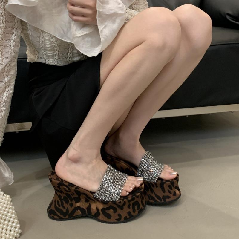 サンダル 女性用 夏 ヒョウ柄 ブラック 接触冷感 厚底 11cmヒール ウェッジソール インソール ラウンドトゥ 伸縮性 吸湿速乾 軽量 ラバーソール 羊皮内張り 欧米風 普段使い 通勤用 アウトドア 女性らしい ラッキーアイテム ジルコニア装飾 切り
