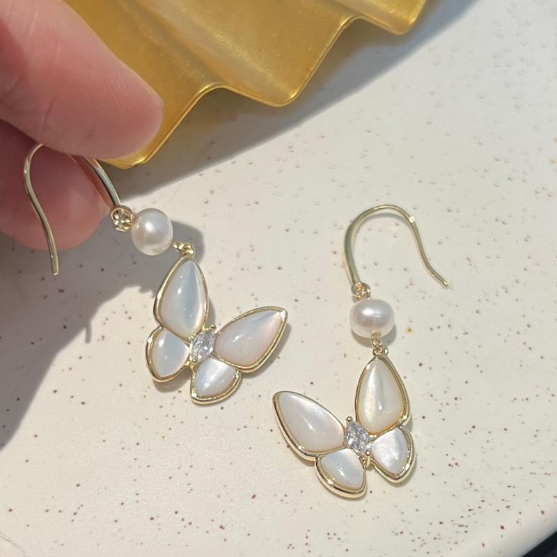 イヤリング 女性用 春夏 天然淡水パール ベーシック 5-6mm 貝殻 蝶 モチーフ ゴールド 14K 注金 加工 手編み 個性派 トレンド かわいい 軽量 アクセサリー 普段使い ファッション シンプル デイリー