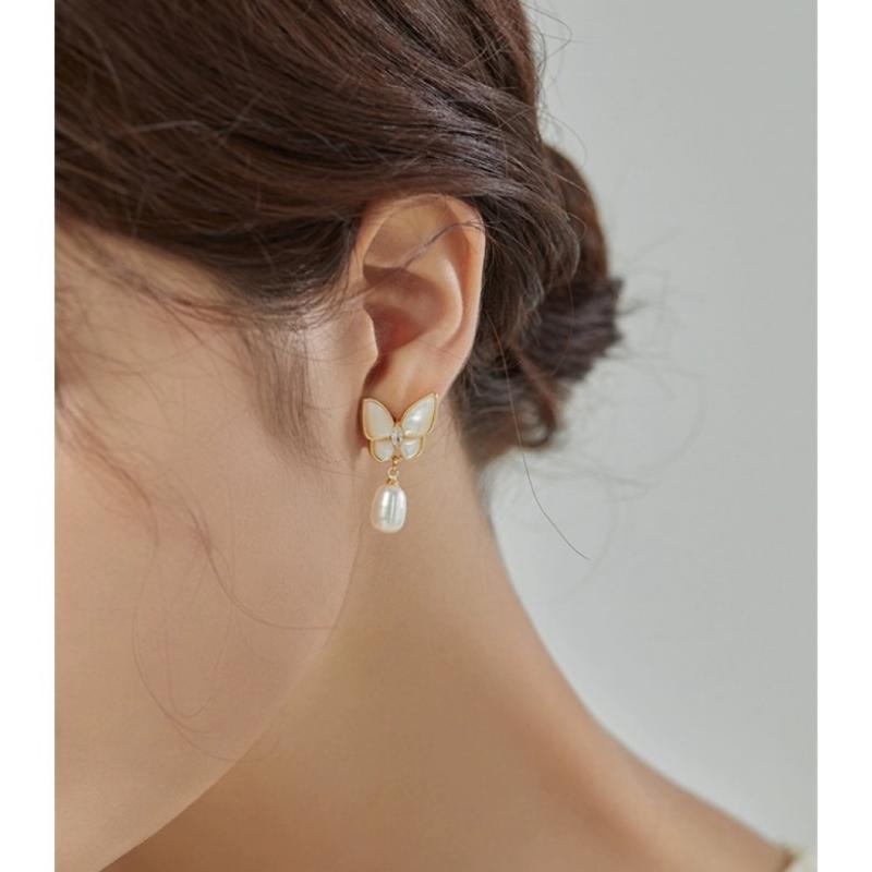 ピアス 女性用 天然淡水パール 貝殻 バタフライ デザイン 法式 気品 高級感 優しい エスニック スタイル 白 6-7mm 米型 水滴形 シルバー 針 夏 ギフト 観光 記念 独立 包装
